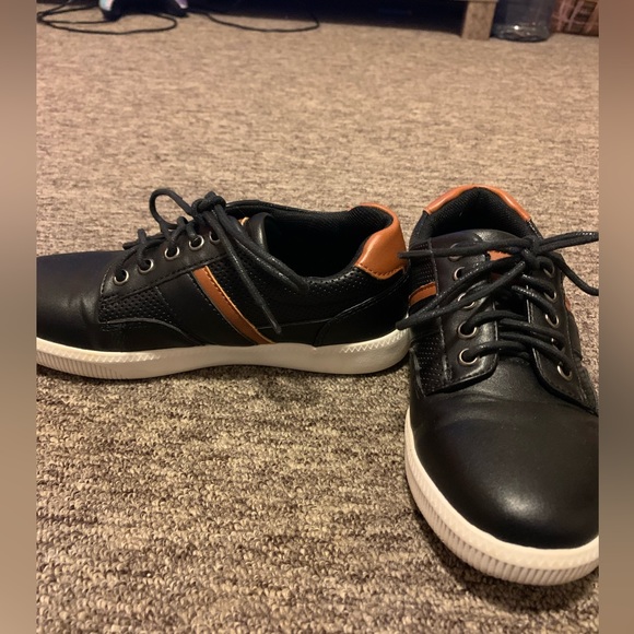 BOYS SIZE 1 CASUAL SHOES - Picture 2 of 7